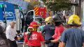 El obrero herido fue retirado del edificio en una camilla y luego trasladado en una ambulancia.