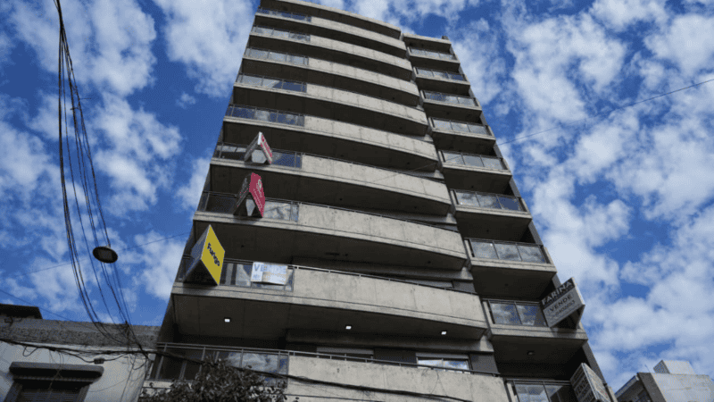 El edificio en construcción está ubicado sobre Córdoba entre Suipacha y Riccheri: tiene once pisos. (Alan Monzón / Rosario3)