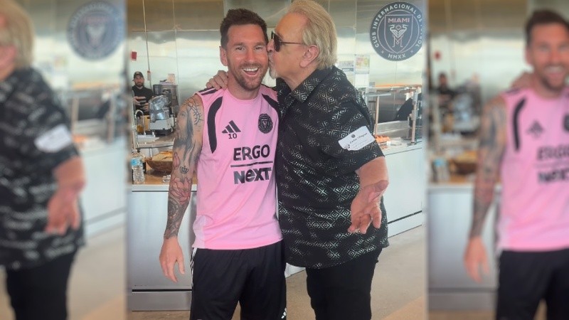 A los besos el actor mexicano.