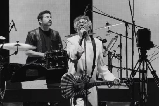 "Tiren los teléfonos a la mierda", pide Fito en su nueva canción.