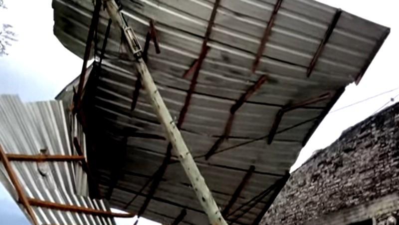 &nbsp;El techo de chapa quedó recostado sobre el cableado eléctrico. 
