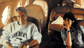 Epstein junto a su pareja durante uno de los vuelos en su avión privado.
