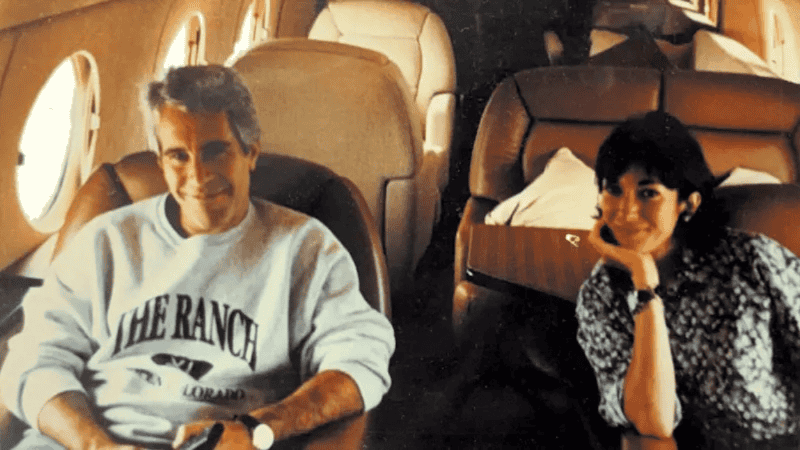 Epstein junto a su pareja durante uno de los vuelos en su avión privado.