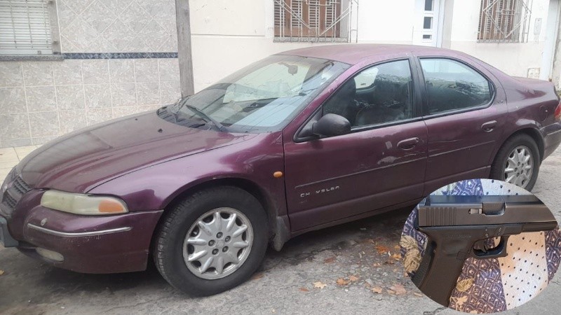 El auto y la pistola del aprehendido.