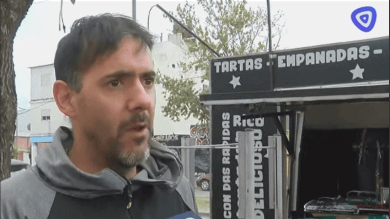 Damián, el dueño del carrito de bulevar Seguí al 3800.