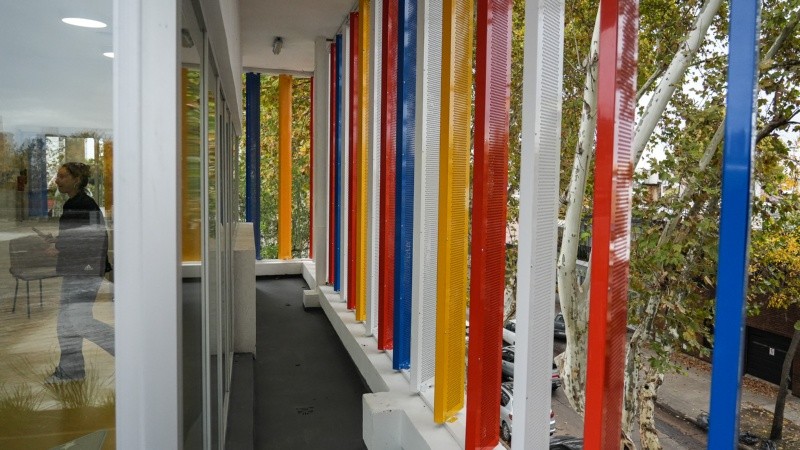 Los paneles multicolores que embellecen el nuevo espacio.