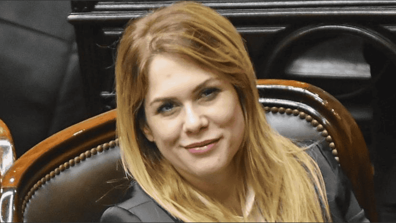 Compartió en su cuenta oficial de X una foto explícita que se viralizó horas antes, donde se la ve teniendo relaciones con su ex.