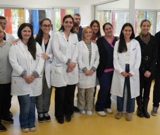 Personal del hospital y funcionaros en una foto grupal a pocas horas de la inauguración.