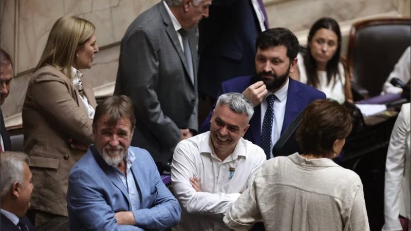 Esteban Paulón y el bloque de Provincias Unidas, promotores de la sesión especial.