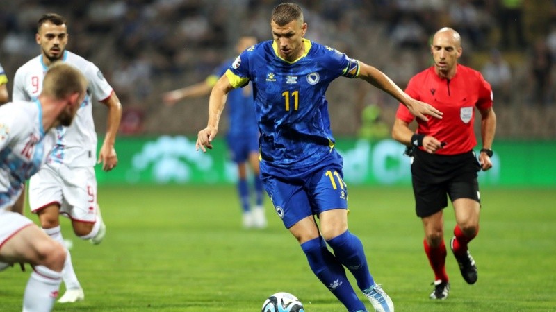 Edin Dzeko sigue vigente a sus 40 años