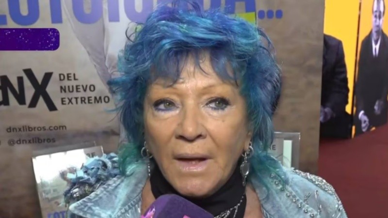La escritora mostró el collar con las cenizas