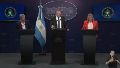 Luis Caputo, Manuel Adorni y Alejandra Monteoliva durante la conferencia.