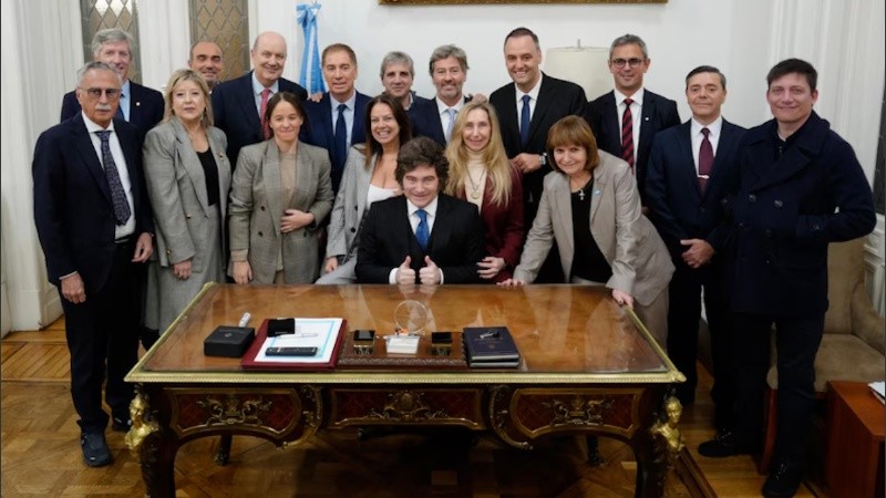 Todo el Gabinete junto a Manuel Adorni.