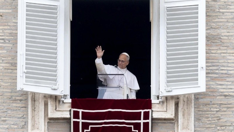 El papa León XIV saluda a los fieles en la plaza de San Pedro, en el Vaticano, durante el rezo del Regina Coeli de este domingo (EFE)