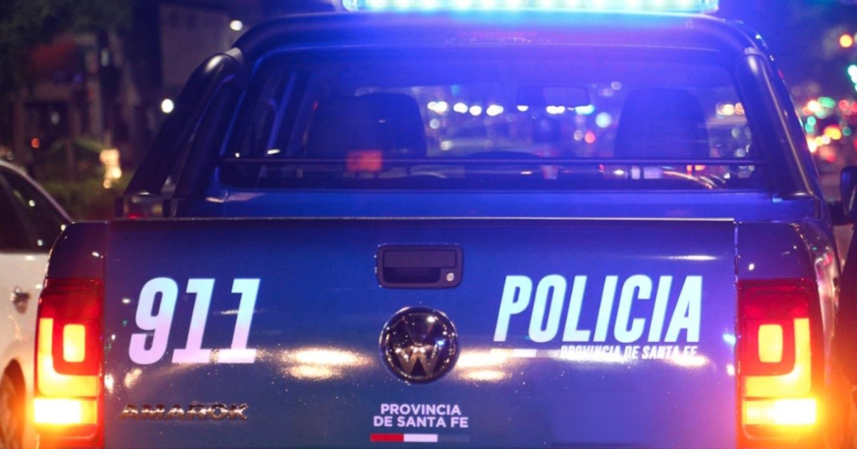 Patrullero policial en un operativo nocturno en Rosario