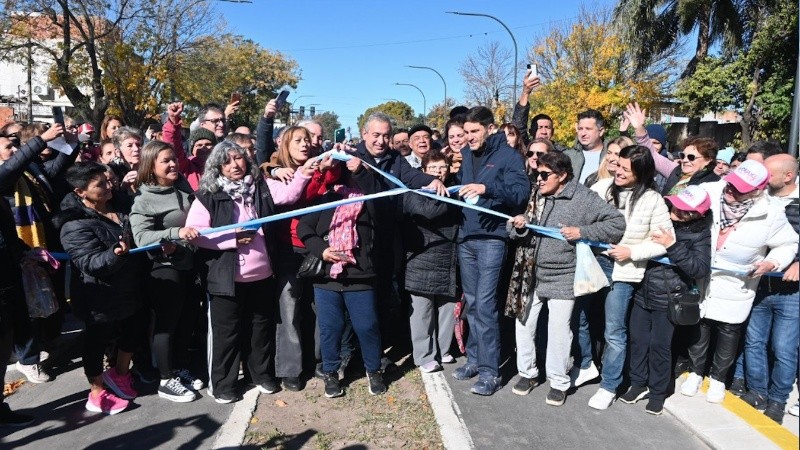 El gobernador Maximiliano Pullaro y el intendente Pablo Javkin encabezaron la inauguración de la transformación integral de avenida Rouillón (Gobierno de Santa Fe)