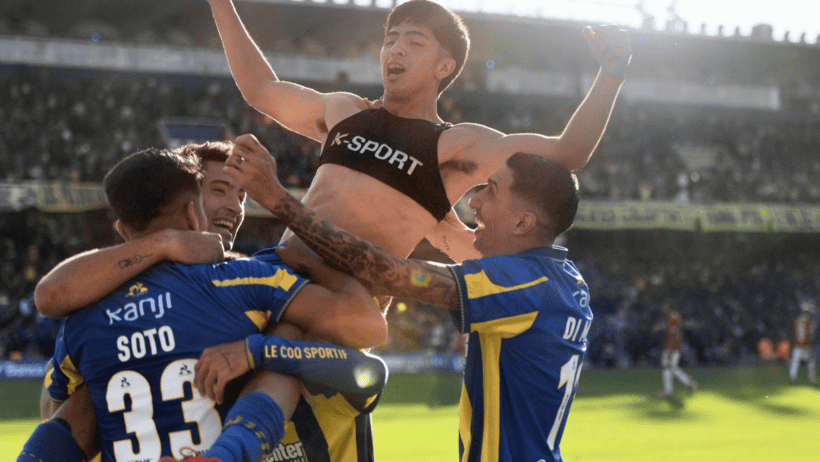 El abrazo de todo Central para el juvenil Elías Verón, autor de su primer gol como profesional.