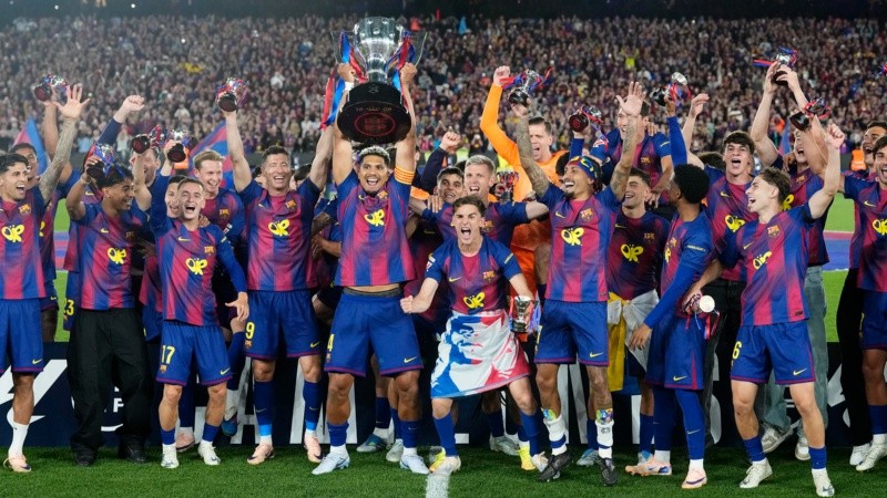 Los jugadores del Barcelona celebraron el título de liga tras vencer al Real Madrid.