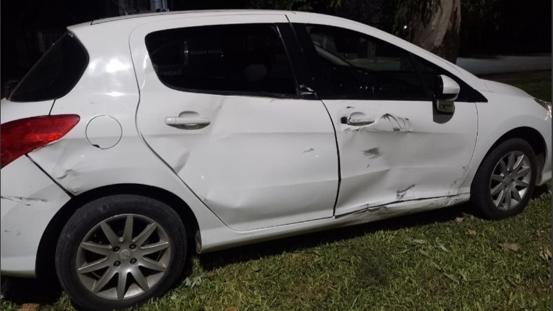 El auto que fue encontrado en una plaza de Funes.