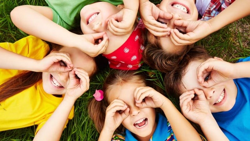 Recomiendan evitar etiquetas, prohibiciones y comentarios sobre el cuerpo para prevenir trastornos alimentarios y problemas emocionales.