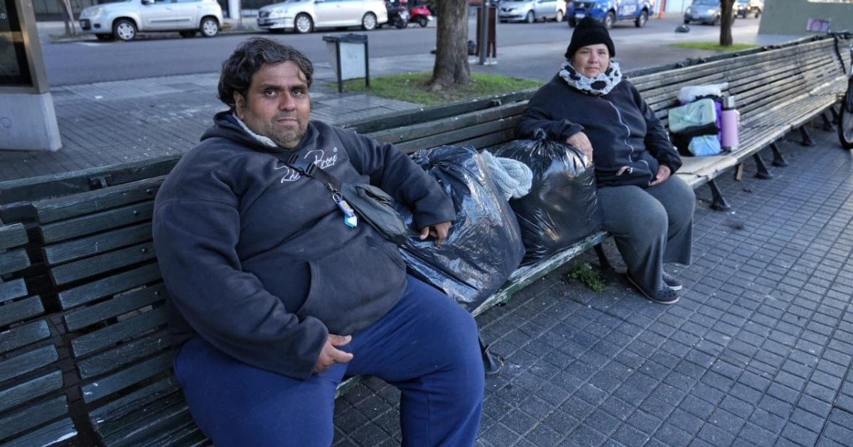 Familia rosarina viviendo en la plaza frente a la Maternidad Martin