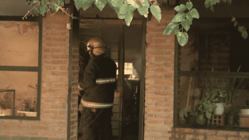 Bomberos trabajando en la casa incendiada. (Captura Canal 3)