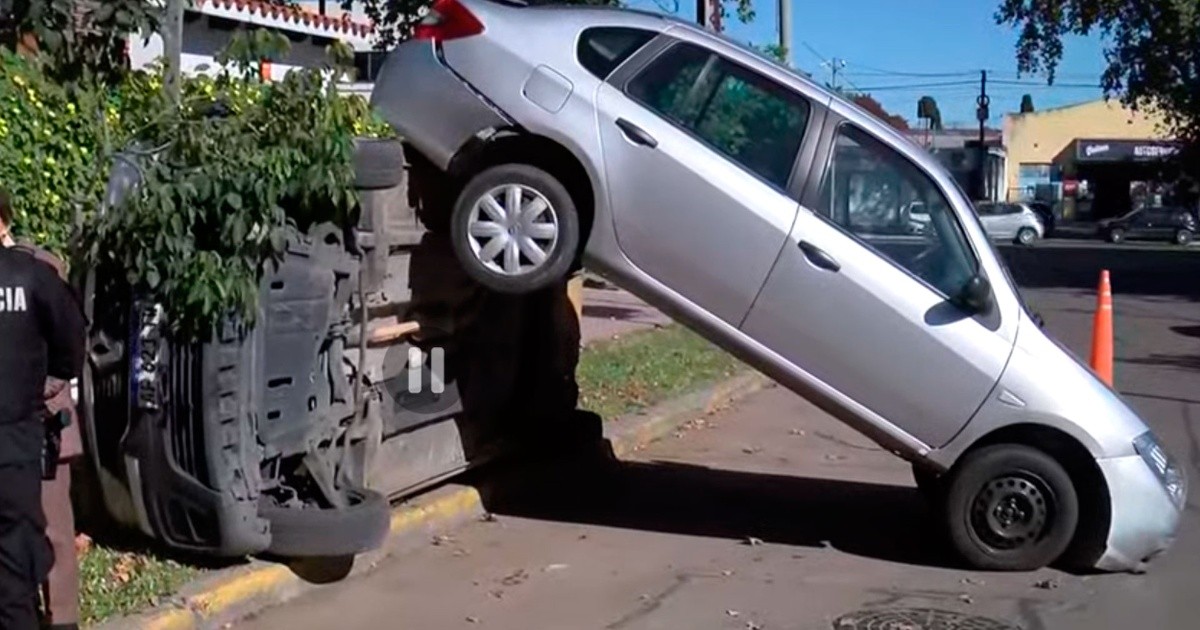 Auto de una mujer de 91 años montado sobre una camioneta estacionada tras una maniobra marcha atrás