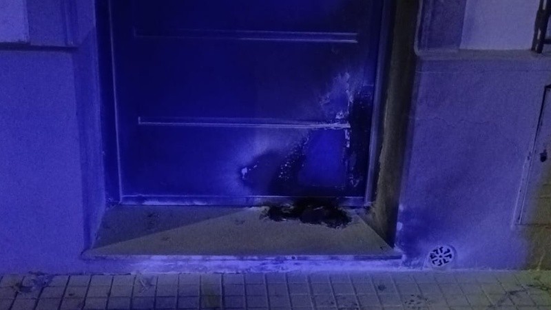 Así quedó la puerta de la sede sindical.