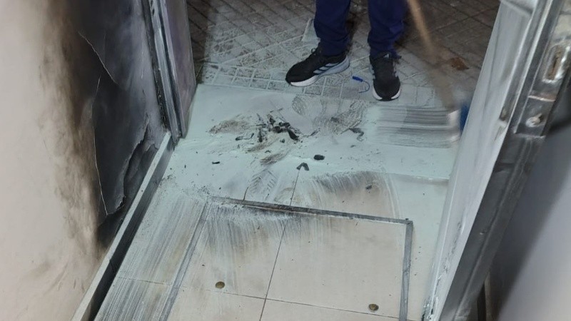 &nbsp;Así quedó la puerta de la sede sindical.