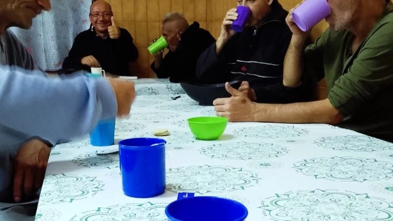 Muchos en busca de un plato de comida y un lugar para pasar la noche fría. (archivo Refugio Sol de Noche)