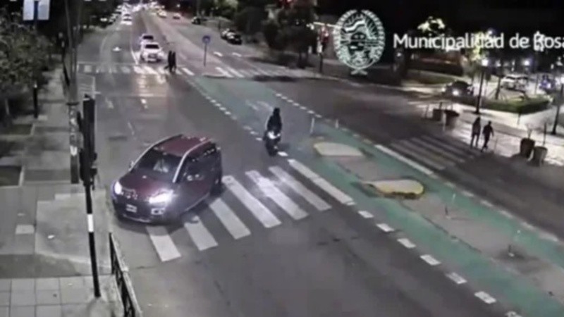 Las cámaras del municipio grabaron toda la secuencia de la mujer al subirse a la zona peatonal de la costanera con su auto.