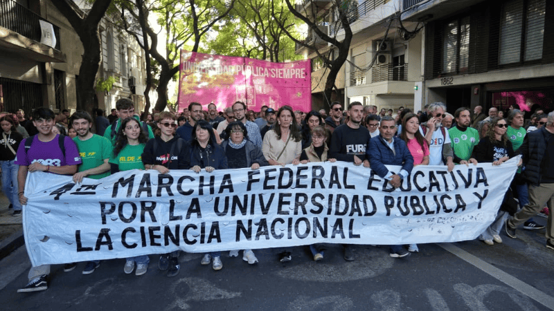 Pancartas y carteles de reclamo de todo tipo en la movilización. (Alan Monzón/Rosario3)