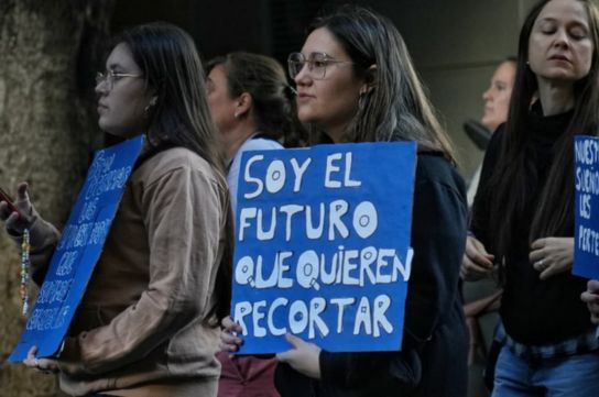 Una multitud volvió a salir a las calles de Rosario para defender a las universidades públicas.