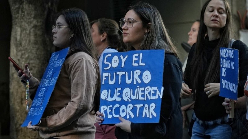 Una multitud volvió a salir a las calles de Rosario para defender a las universidades públicas.
