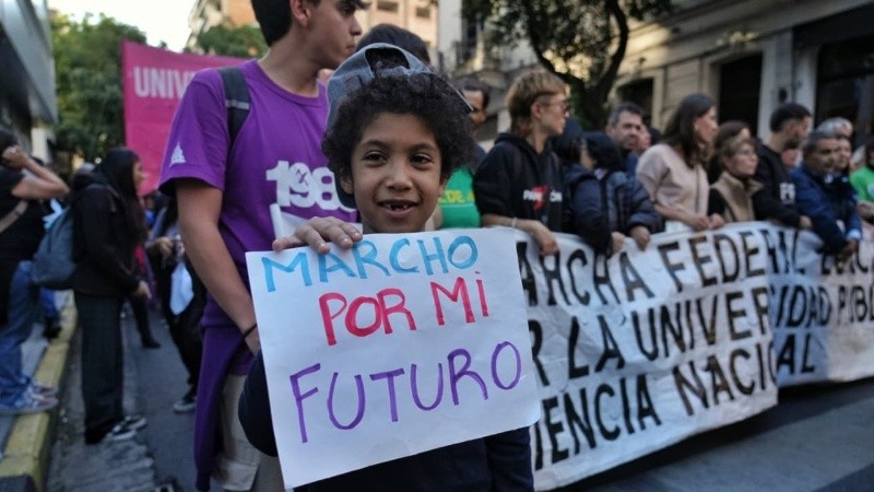 Una multitud volvió a salir a las calles de Rosario para defender a las universidades públicas.