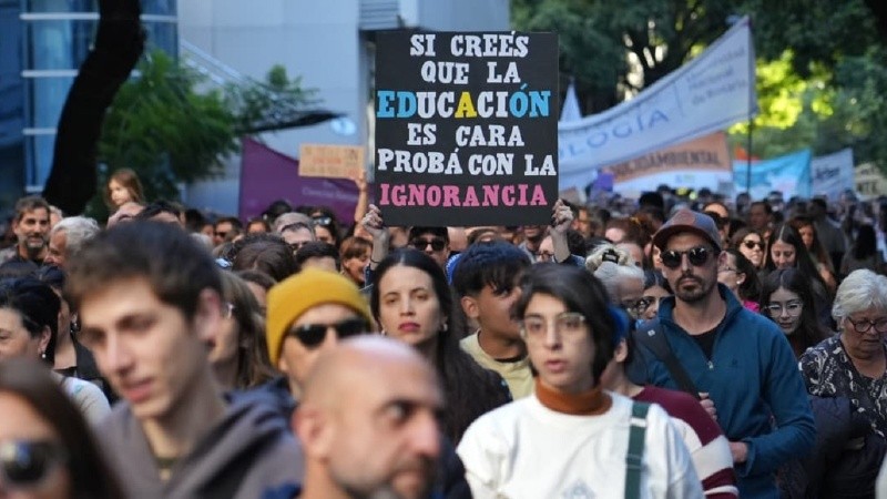 Una multitud volvió a salir a las calles de Rosario para defender a las universidades públicas.