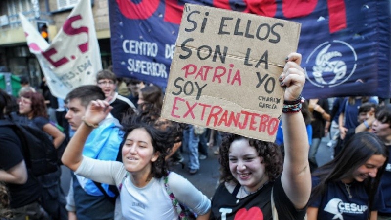 Una multitud volvió a salir a las calles de Rosario para defender a las universidades públicas.