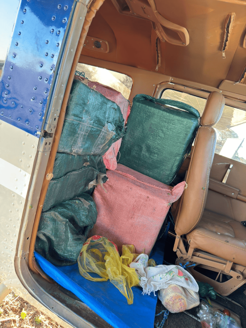  Los bolsos con la presunta droga secuestrados en el avión 