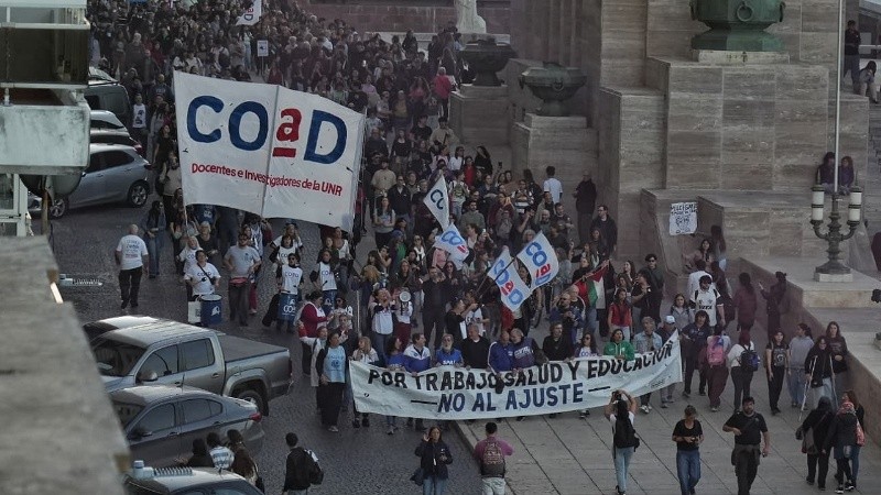 Una multitud volvió a salir a las calles de Rosario para defender a las universidades públicas.