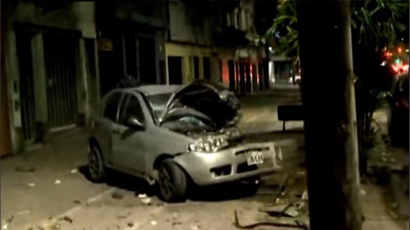 El auto quedó en medio de la vereda.