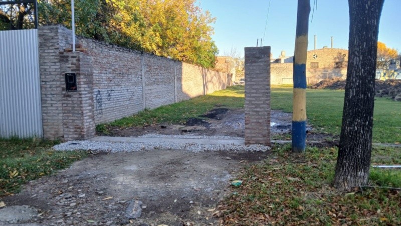 Uno de los pilares construidos sobre un terreno que fue cedido para uso comunitario.