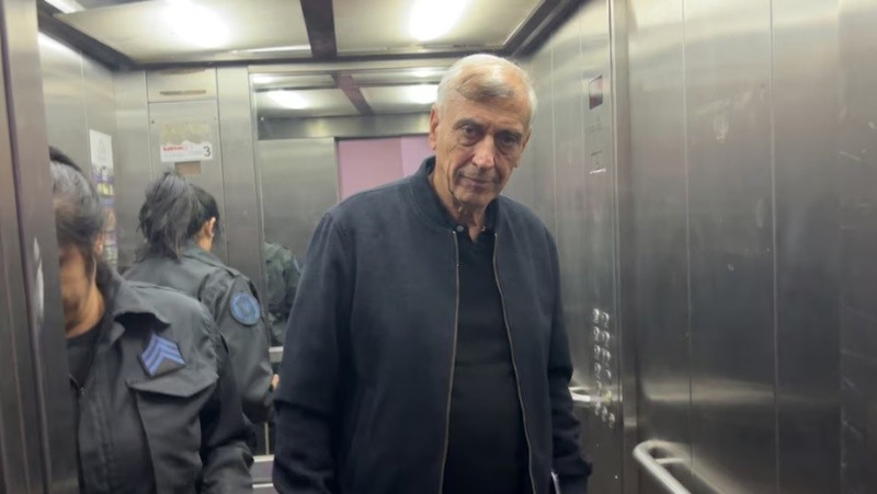 José Luis Rodríguez, el propietario de Indio Cuá que le alquiló su casa a Manuel Adorni, al salir de su declaración testimonial.&nbsp;
