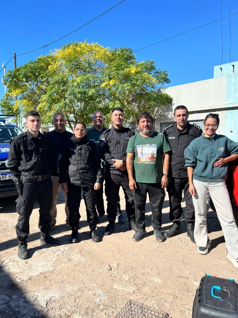 Los policías de la Brigada Ecológica e integrantes de Colonias Felinas Rosario.