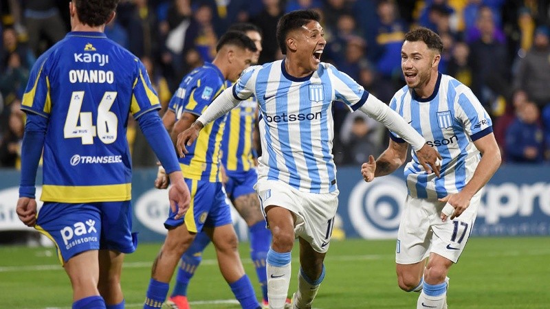 Zaracho abrió el partido y salió a festejar en Arroyito (Fotobaires).
