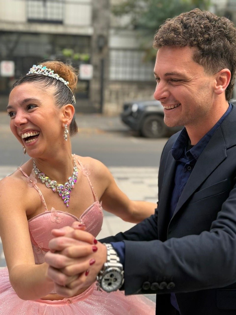 La quinceañera baila el vals.