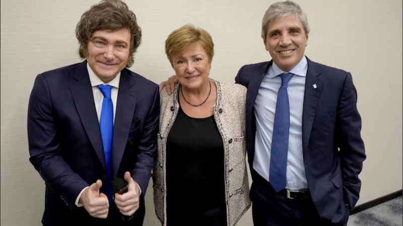 Javier Milei, Kristalina Georgieva y Luis Caputo.