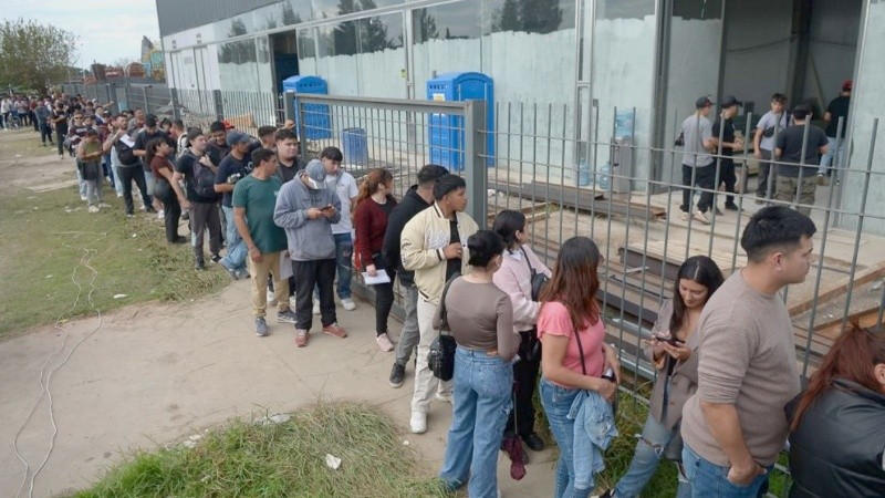 En Argentina, las colas por un trabajo se amplifican cada vez que hay una oferta.