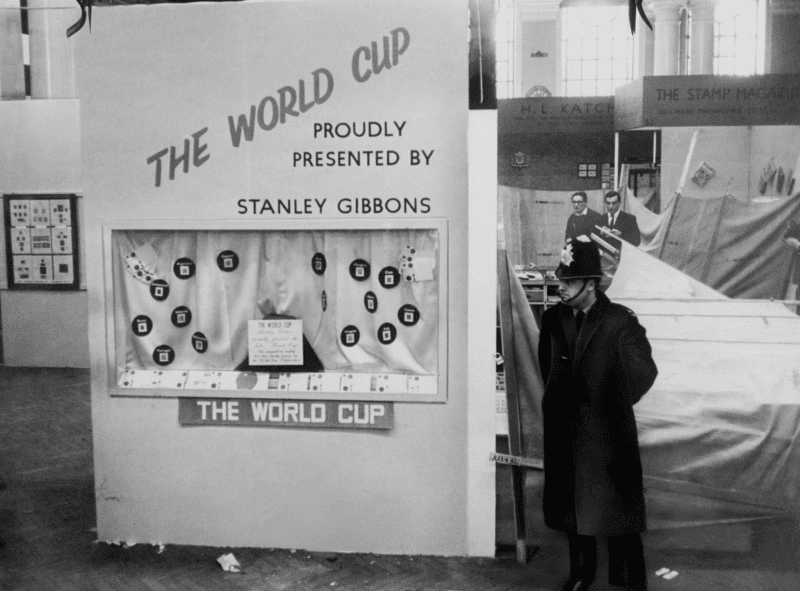 Un policía monta guardia en el Pabellón Central, junto al stand de la Exposición Nacional Filatélica donde se exhibía el trofeo Jules Rimet antes de ser robado. Foto Getty Images&nbsp;