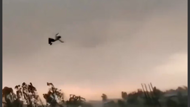 Un hombre fue elevado quince metros tras aferrarse a una cuerda sujeta a un techo metálico que terminó desprendido por la tormenta.