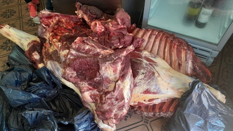 La carne y las bolsas que fueron secuestradas durante el allanamiento.